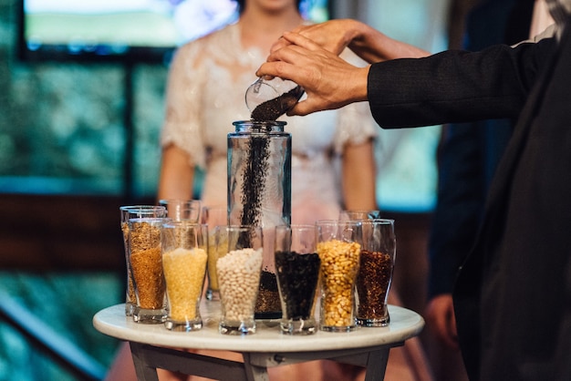 Zandceremonietafel op trouwdag