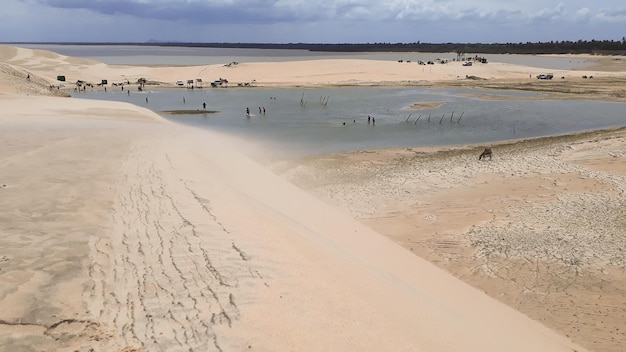 Zandduinen en zee in het dorp Ceara, Jericoacoara, Brazilië