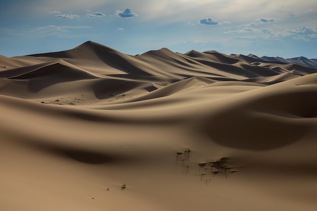 Zandduinen in de Gobi-woestijn bij zonsondergang