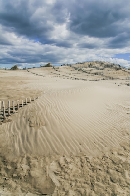 Zandduinen in de woestijn tegen de lucht