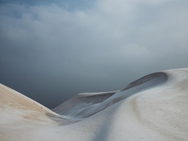 Foto zandduinen tegen de lucht.