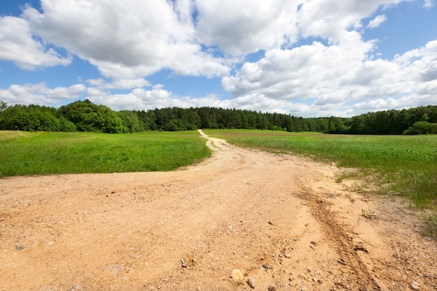 Foto zandige landweg door het veld