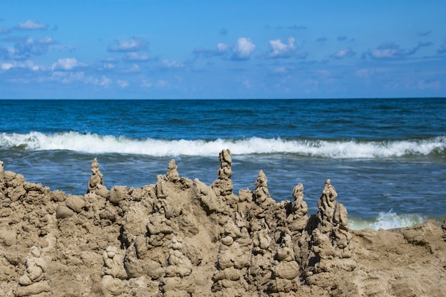 Zandkasteel aan zee in de zomer - plezier en ontspanning Vakantie met kinderen aan zee