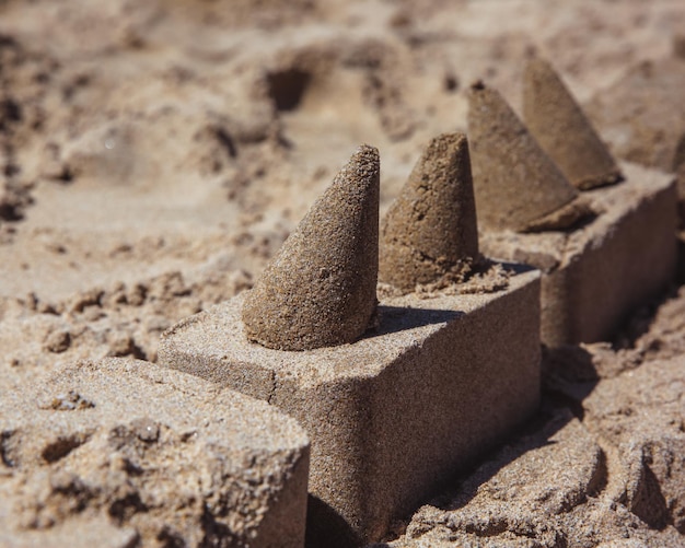 Zandkasteel dat zich op het strand bevindt Het concept van reisvakanties