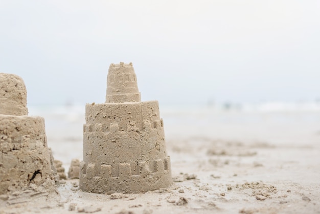 Zandkasteel op het strand wanneer vakantie