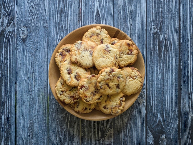 Zandkoek met dadels op een donkere houten ondergrond