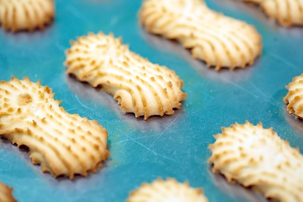 Zandkoek. productie van zandkoekjes in een zoetwarenfabriek. zandkoekkoekjes op een metalen rek na het bakken in de oven.