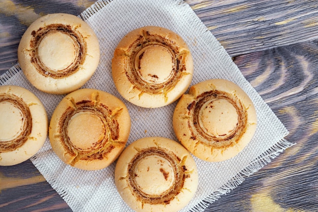 Zandkoekjes in vorm van champignons, gebakken zoete koekjes.