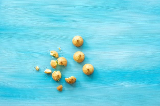 Foto zandkoekkoekjes gemaakt van boterbloem en jamvulling bovenaanzicht