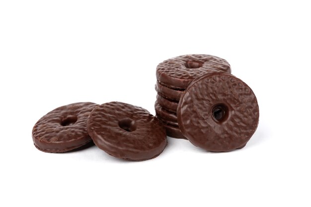 Zandkoekkoekjes in chocolade glazuur geïsoleerd op een witte achtergrond.