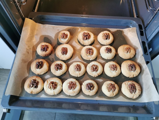 Zandkoekkoekjes met walnoten bakken in de oven