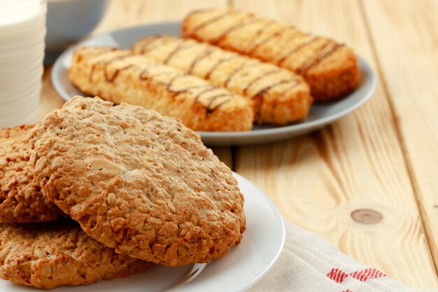 Zandkoekkoekjes op een houten bord close-up