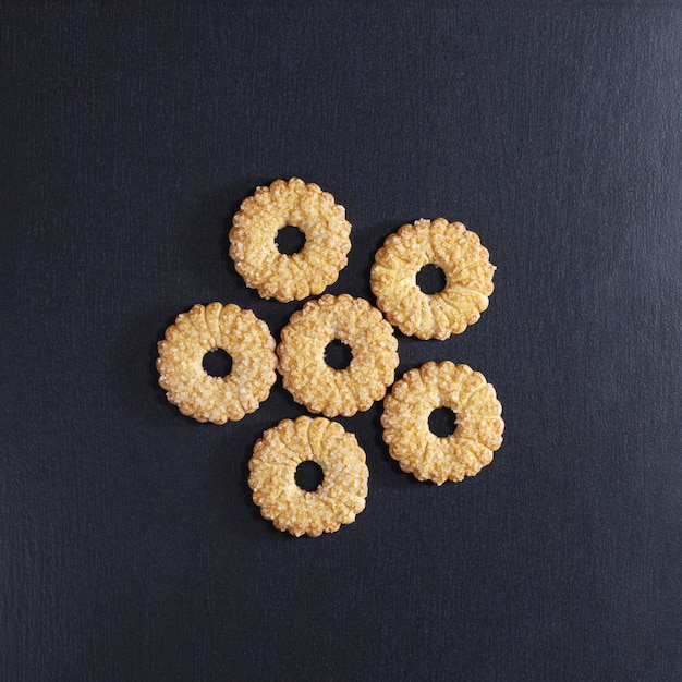 Zandkoekkoekjes op zwarte stenen tafel