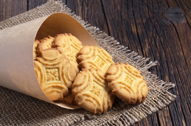 Zandkoekkoekjes zelfgemaakt in een papieren zak op tafel