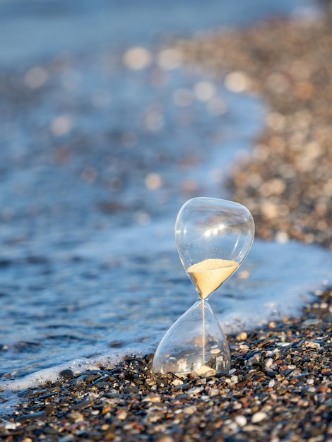 Zandloper op het strand aan de kust