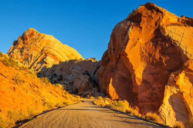 Zandsteenformaties in Utah, VS. Prachtige ongebruikelijke landschappen. Levendige koraalkleuren.