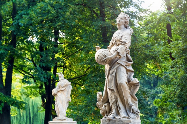 Zandstenen beelden in de Saksische Tuin, Warschau, Polen, gemaakt vóór 1745 door de anonieme beeldhouwer uit Warschau onder leiding van Johann Georg Plersch.