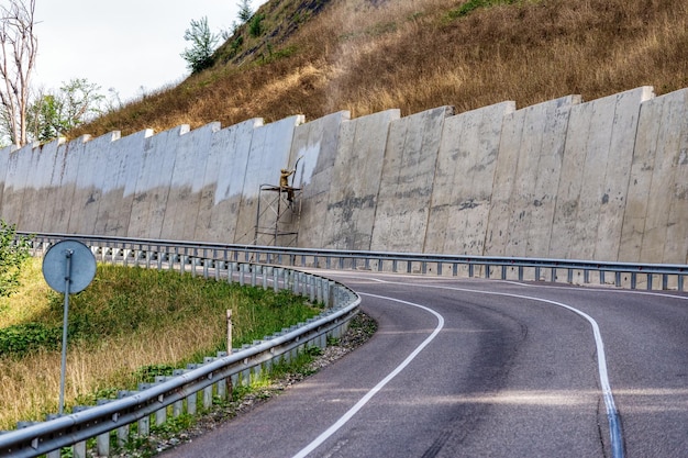 Zandstraalreiniging van een betonnen beschermmuur