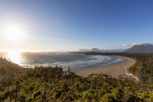 Zandstrand aan de westkust van de Stille Oceaan