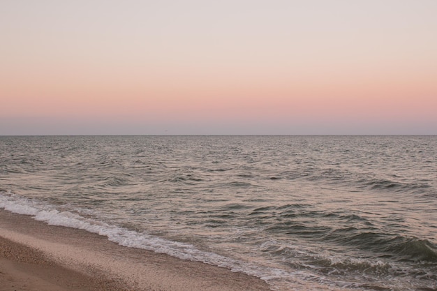 Zandstrand aan zee in de avond