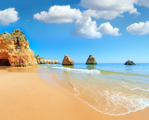 Zandstrand Dos Tres Irmaos zomer weergave (Portimao, Alvor, Algarve, Portugal). Blauwe lucht met wolken.