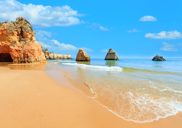 Zandstrand Dos Tres Irmaos zomer weergave (Portimao, Alvor, Algarve, Portugal). Blauwe lucht met wolken.