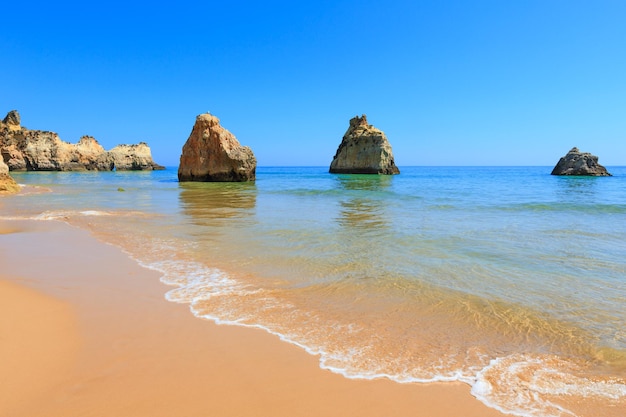 Zandstrand Dos Tres Irmaos zomer weergave (Portimao, Alvor, Algarve, Portugal).