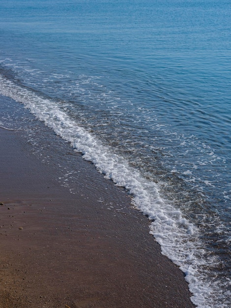 Zandstrand en golven van de zee