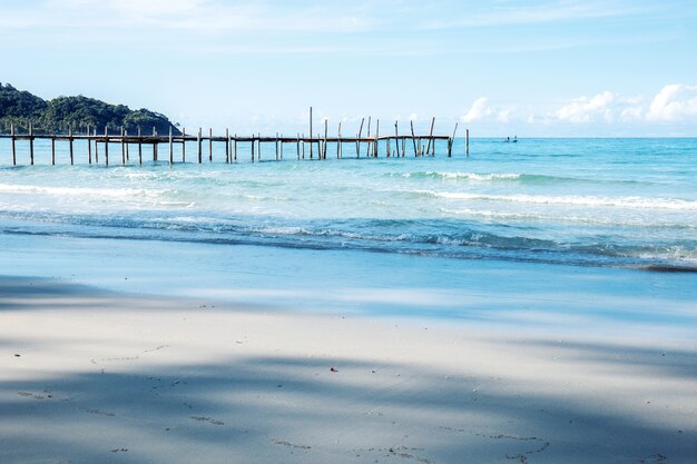 Zandstrand en schaduw.