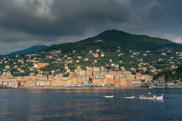 Zandstrand in Camogli bij Genova, Italië