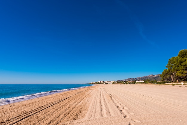 Zandstrand in miami platja, costa dorada, tarragona, catalunya, spanje.