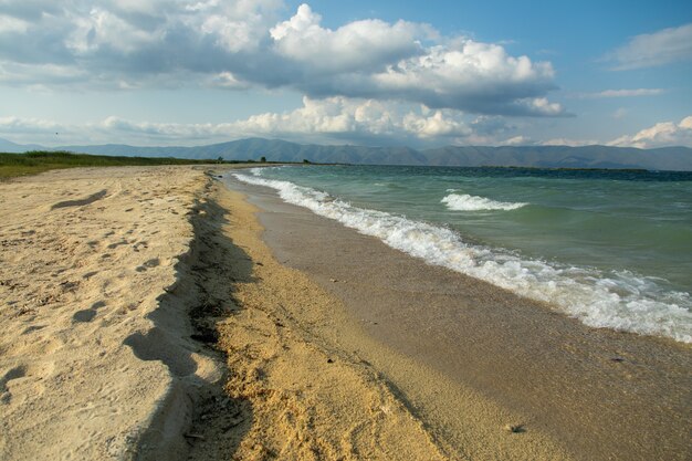 Zandstrand in zee in de avond