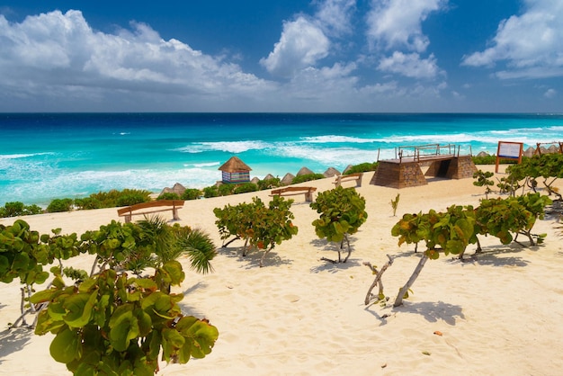 Zandstrand met azuurblauw water op een zonnige dag in de buurt van Cancun Mexico