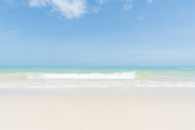 Zandstrand met blauwe hemel voor de zomer vakantie concept.