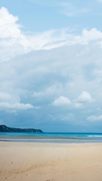 Zandstrand met de blauwe oceaan