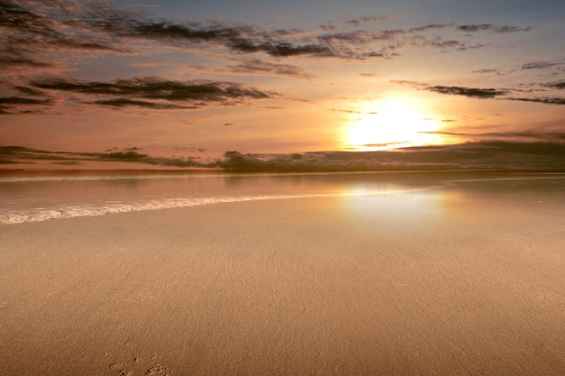 Zandstrand met uitzicht op de oceaan in de schemering