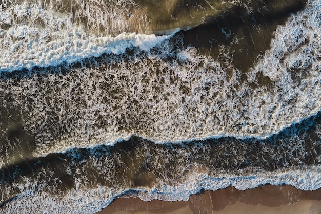 Zandstrand met zeegolven bovenaanzicht zomervakantie en reisconcept prachtige kustlijn met balti