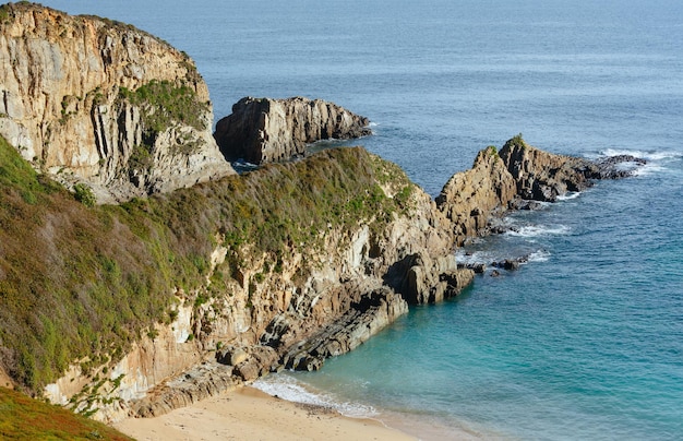 Zandstrand Mexota (Spanje). Atlantische Oceaan kust landschap.