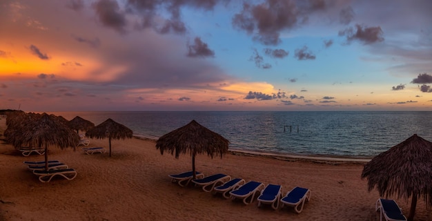 Zandstrand Playa Ancon aan de Caribische Zee in Triniday Cuba