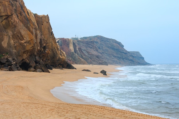 Zandstrand Praia do Guincho (Santa Cruz, Portugal). Mistig weer.