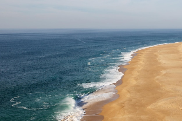 Zandstrand van de oceaan zijaanzicht