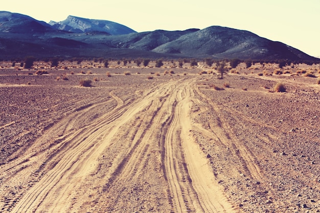 Foto zandweg in de woestijn in marokko, afrika