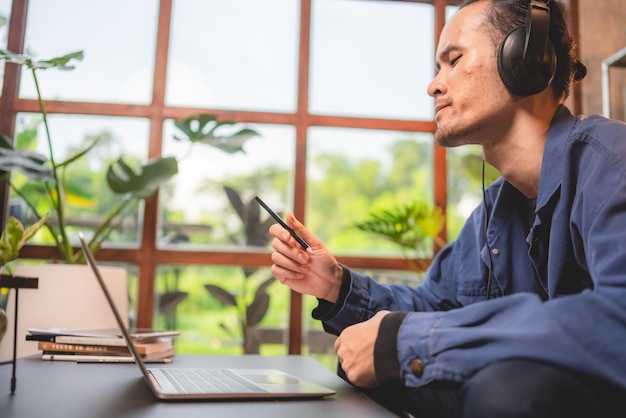 Zanger Artiest werkt aan het opnemen van geluid en live streaming online communicatie vanuit huis