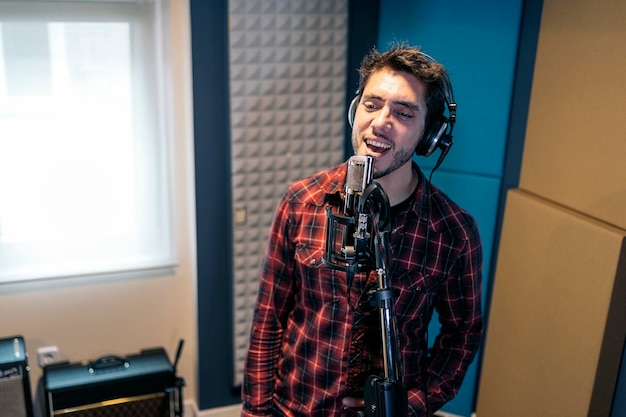 Zanger die in de studio zingt