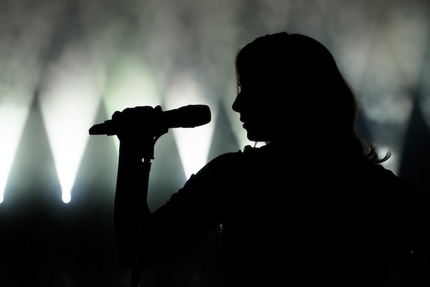 Foto zanger in silhouet