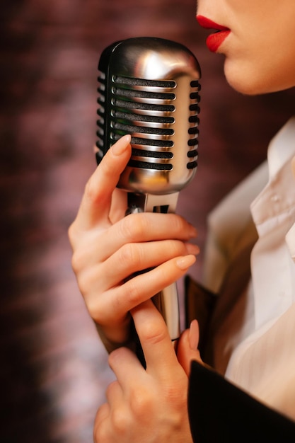 Zanger lippen en retro microfoon Meisje op het podium met een microfoon close-up Sensuele uitvoering van het lied
