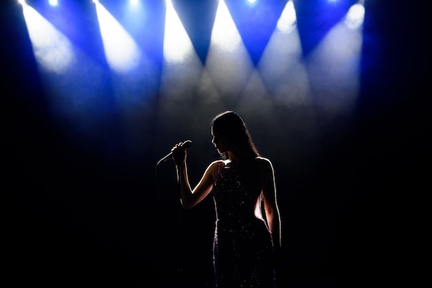 Zangeres vrouw op het podium, zangeres op het podium tijdens een concert.