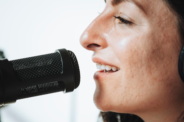 Zangeres zingt live in een studio