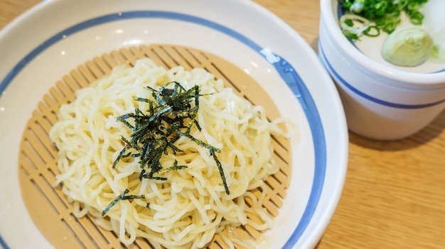 Zaru ramen (Japans eten) in een witte schaal.