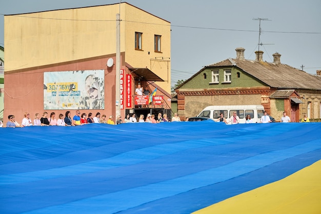 Zdolbuniv Ukraine 23 08 2022 많은 사람들이 Flag Day Sunshine에 손으로 우크라이나 국기를 들고 있습니다.